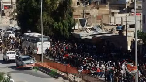 Hàng ngàn phiến quân Syria đầu hàng, di tản khỏi ngoại vi Damascus (video) ảnh 4