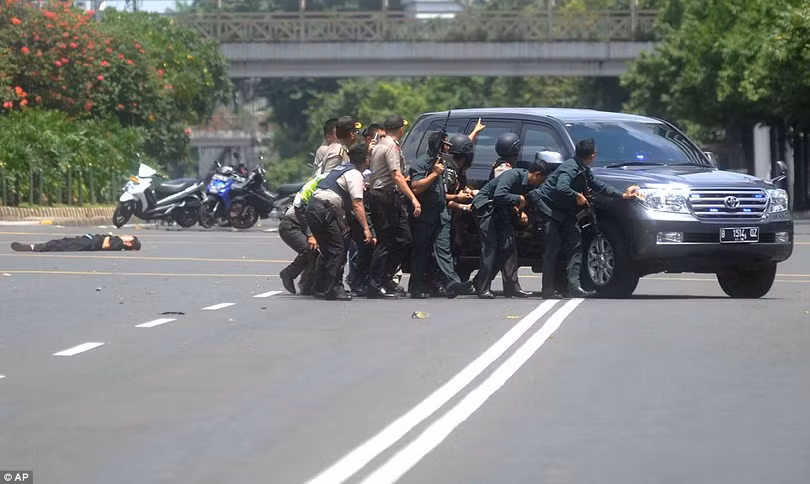 IS nhận trách nhiệm đánh bom kép kinh hoàng ở Indonesia ảnh 11