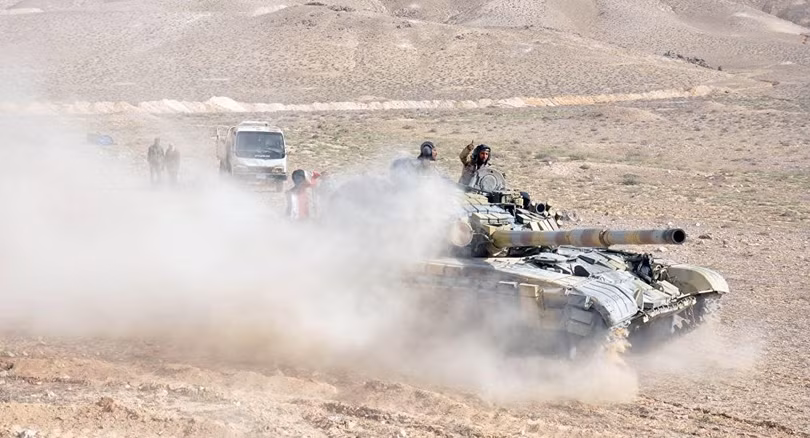 Xe tăng quân đội Syria tiến công trên vùng sa mạc tỉnh Homs