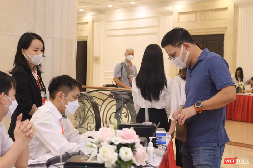 Bên ngoài hội trường, nhiều cổ đông đang thực hiện thủ tục 'check - in'
