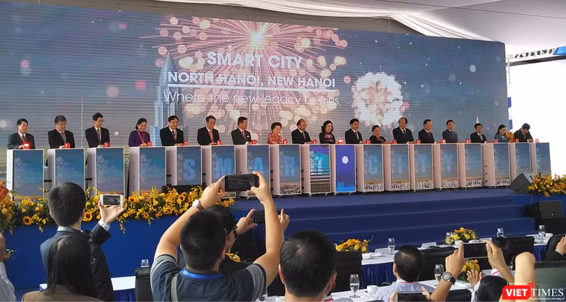 Các khách mời tham dự cùng ấn nút khởi công dự án Thành phố thông minh Bắc Hà Nội (Ảnh: P.D)