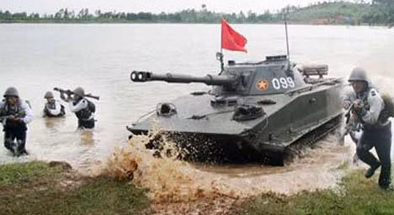 Xe tăng bơi PT-76 huấn luyện chiến đấu cùng lực lượng hải quân đánh bộ Việt Nam - ảnh QPVN