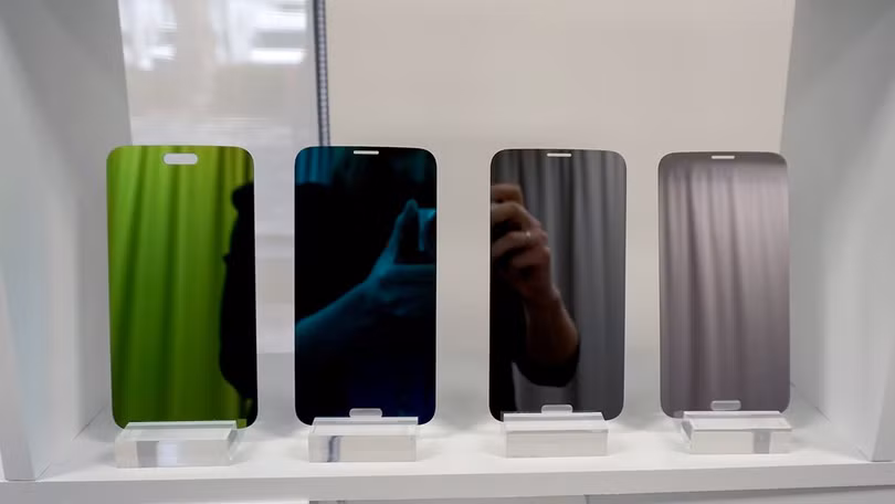 Mặt kính đa sắc được Corning trưng bày tại triển lãm. Ảnh: Mashable