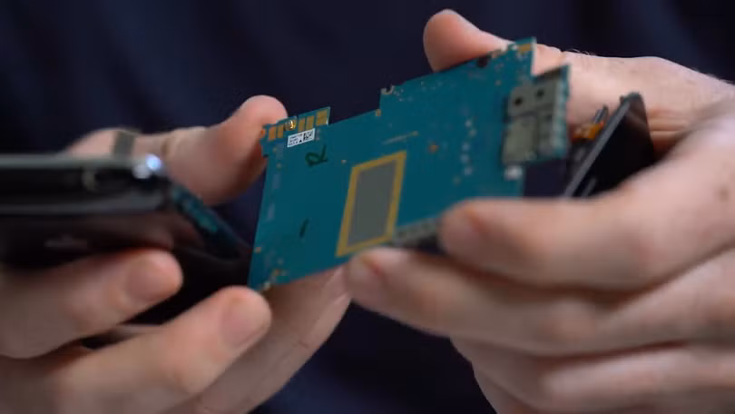 Bo mạch của một chiếc iPhone cũ cũng chưa nhiều kim loại quý. Ảnh: TheVergeScience