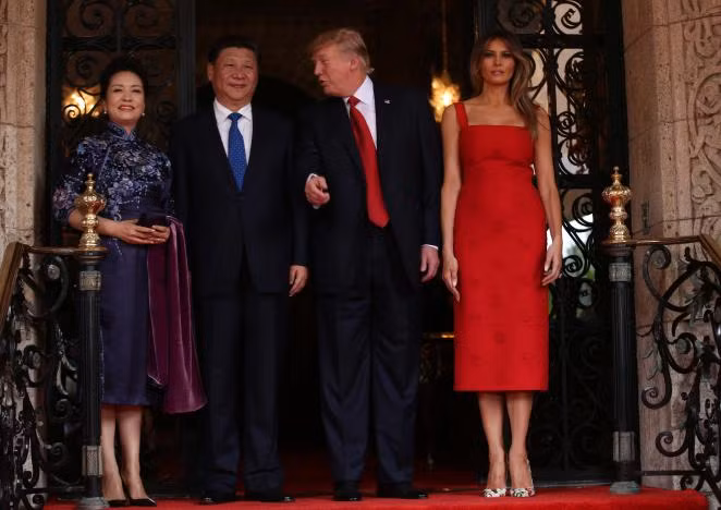 Chụp ảnh chung tại cửa khu dinh thự Mar -a -Lago