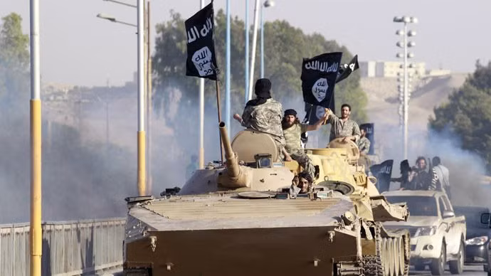 Xe thiết giáp của IS tiến công vào chiến tuyến của quân đội Syria - ảnh minh hỏa Masdar News
