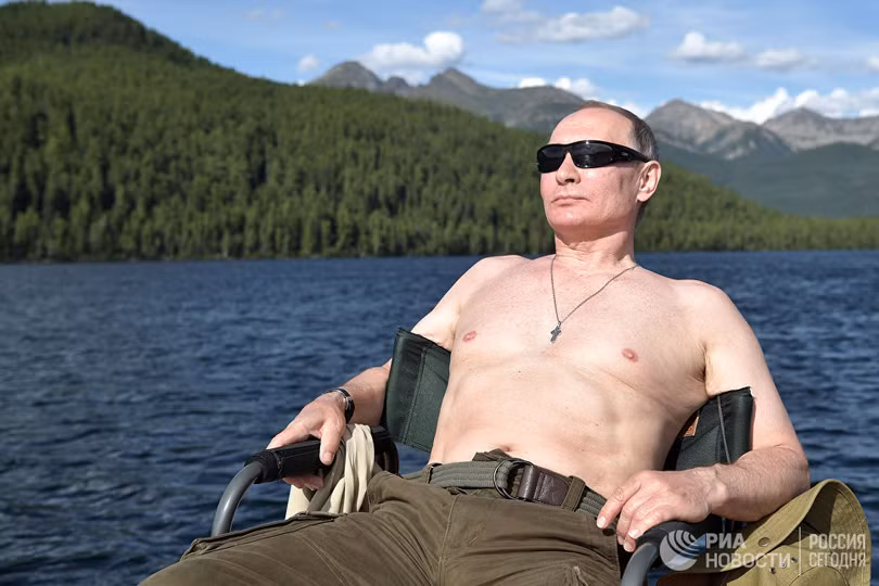 Tổng thống Putin lại cởi trần câu cá, bơi trên sông lạnh ảnh 8
