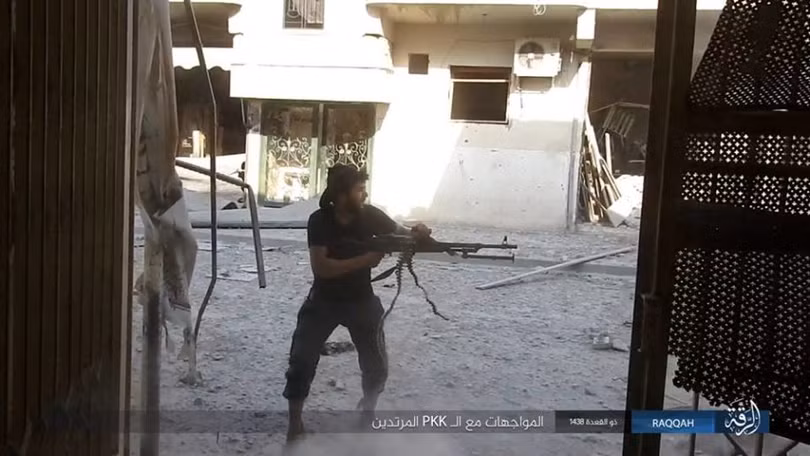Sắp bại vong, IS ngoan cố tử thủ tại hang ổ Raqqa (video) ảnh 1