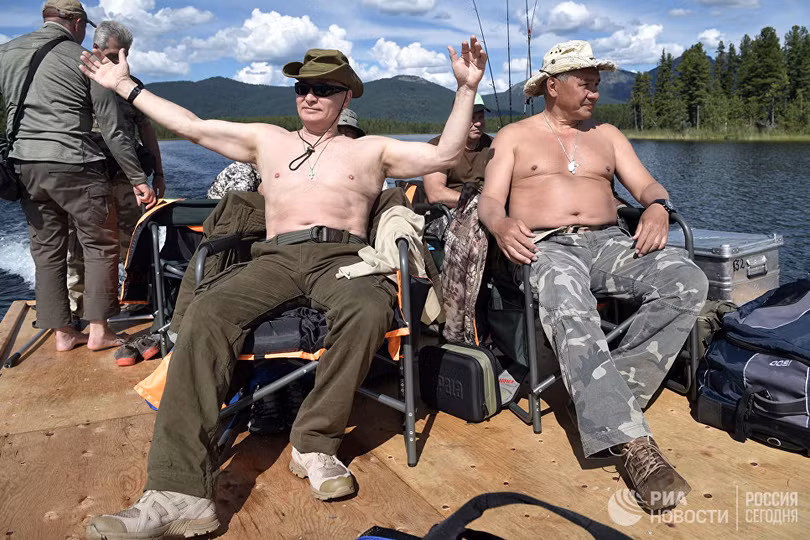 Tổng thống Putin lại cởi trần câu cá, bơi trên sông lạnh ảnh 12