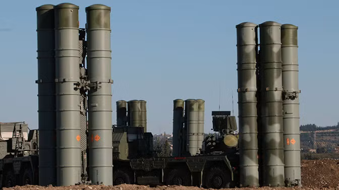 Hệ thống tên lửa phòng không S-400. Ảnh TV Zvezda Hệ thống tên lửa phòng không S-400. Ảnh TV Zvezda