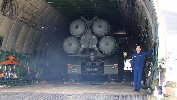 Hệ thống S-400 có thể được vận chuyển đường không. Ảnh TV Zvezda Hệ thống S-400 có thể được vận chuyển đường không. Ảnh TV Zvezda