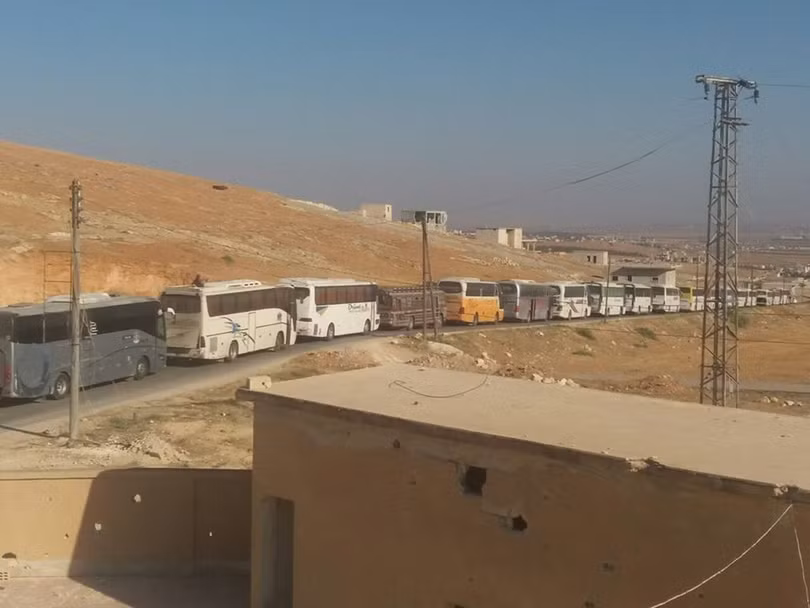 Đoàn xe buýt di tản người dân từ 2 thị trấn bị bao vây. Ảnh truyền thông đối lập Syria