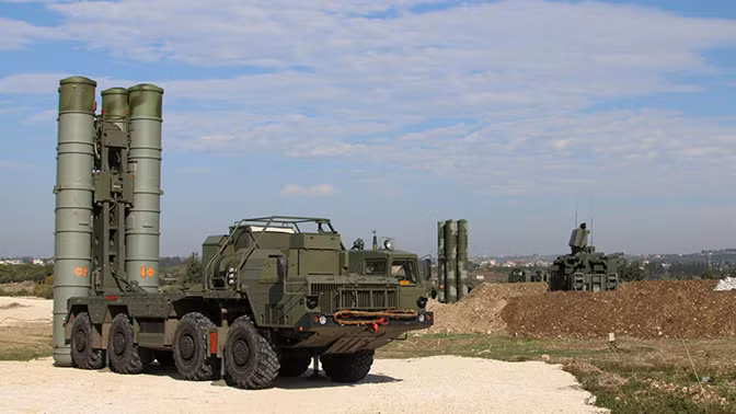 Hệ thống tên lửa phòng không S-400. Ảnh TV Zvezda Hệ thống tên lửa phòng không S-400. Ảnh TV Zvezda