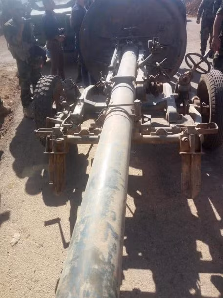 Lực lượng Hồi giáo cực đoan bàn giao vũ khí cho quân đội Syria. Anh Masdar News Lực lượng Hồi giáo cực đoan bàn giao vũ khí cho quân đội Syria. Anh Masdar News