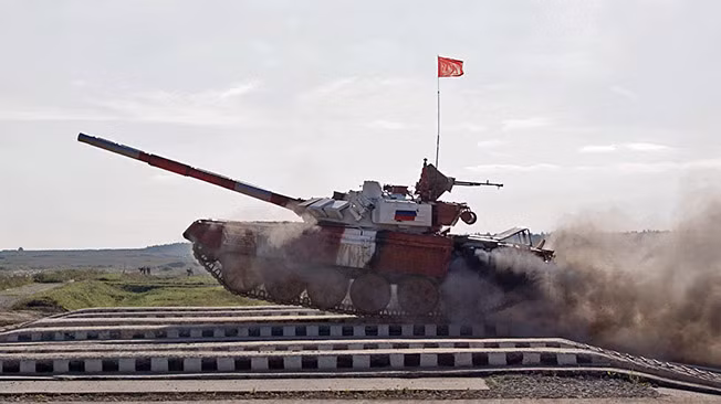 Xe tăng vượt chướng ngại vật cầu tạm. Ảnh TVZveda Xe tăng vượt chướng ngại vật cầu tạm. Ảnh TVZveda