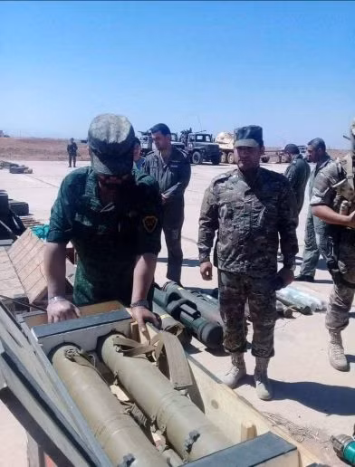 Tướng Suheil al-Hassan kiểm tra vũ khí thu được từ lực lượng Hồi giáo cực đoan ở Daraa Tướng Suheil al-Hassan kiểm tra vũ khí thu được từ lực lượng Hồi giáo cực đoan ở Daraa
