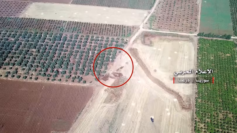 Pháo binh quân đội Syria bắn phá trận địa phòng ngự của lực lượng Hồi giáo cực đoan ở Daraa. Ảnh minh họa video