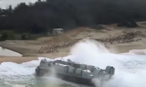 Tàu đệm khí của hải quân Trung Quốc trong một cuộc tập trân ở Biển Đông