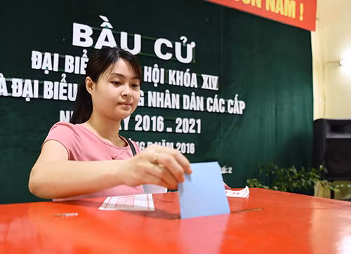 Cử tri Hà Nội đi bỏ phiếu sáng 22/5.