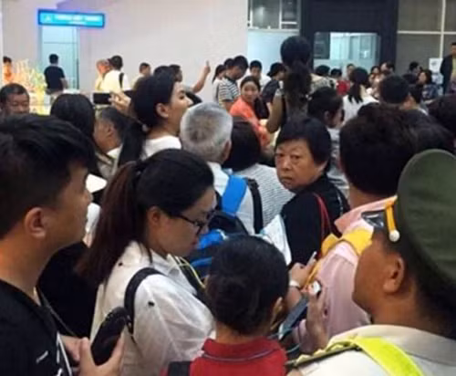 Du khách Trung Quốc làm náo loạn sân bay Cam Ranh hôm 2/5. Ảnh:SCMP. Du khách Trung Quốc làm náo loạn sân bay Cam Ranh hôm 2/5. Ảnh:SCMP.