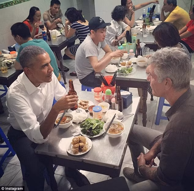 Tổng thống Mỹ Obama thưởng thức món bún chả dân dã của Việt Nam