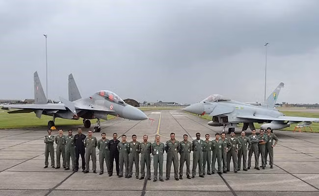 Đội IAF tham gia vào cuộcdiễn tập không chiếnchụp ảnh lưu niệm với Sukhoi Su-30 bên tráivà Typhoon bên phải. Đội IAF tham gia vào cuộcdiễn tập không chiếnchụp ảnh lưu niệm với Sukhoi Su-30 bên tráivà Typhoon bên phải.