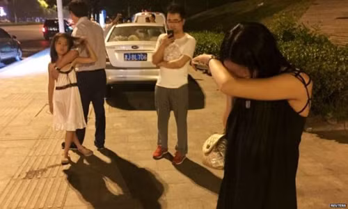Ban đầu, người dân nghĩcóđộng đất nhưng sau khi chạy ra khỏi nhà mới biết đó là một vụ nổ. Ảnh:Reuters.