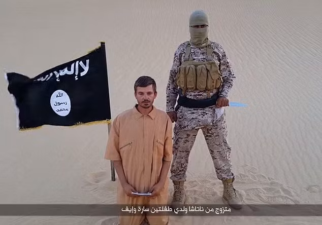 Con tin Croatia Salopek xuất hiện trong một đoạn video do IS tung lên mạng tuần trước Ảnh: Daily Mail