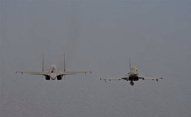 Sukhoi Su-30 MKI (trái) IAF bay với Eurofighter Typhoon RAF. Sukhoi Su-30 MKI (trái) IAF bay với Eurofighter Typhoon RAF.