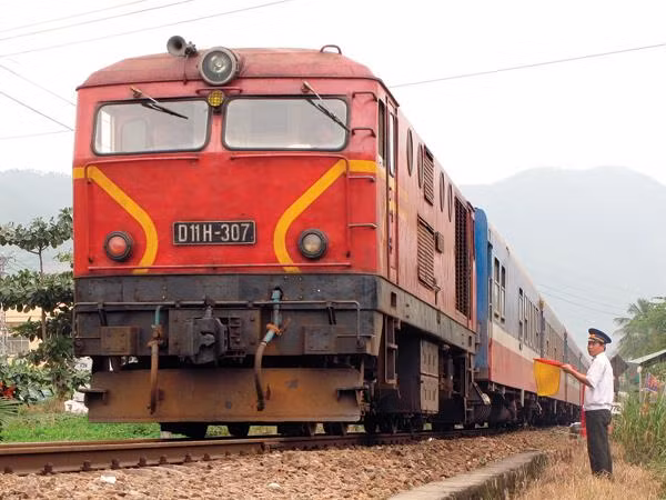 Tổng công ty đường sắt cũng phải tổ chức kiểm điểm và xử lý nghiêm túc các đơn vị, cá nhân trực thuộc có những sai phạm đã nêu trong kết luận thanh tra. (Ảnh minh họa: Phú Xuân).