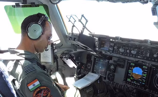 Bên trong buồng lái chiếc C-17 Globemaster vận tải của IFA, thành phần của lực lượng không quân Ấn Độ tham gia cuộc diễn tập Indradhanush. Bên trong buồng lái chiếc C-17 Globemaster vận tải của IFA, thành phần của lực lượng không quân Ấn Độ tham gia cuộc diễn tập Indradhanush.