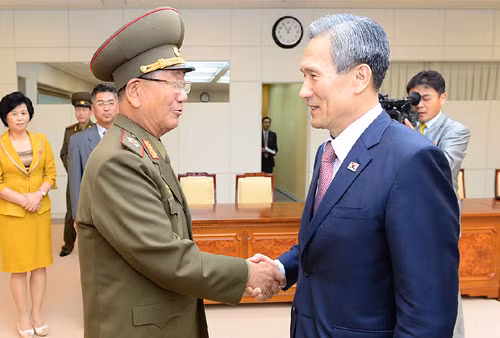 Cố vấn an ninh quốc gia Hàn Quốc Kim Kwan-jin (phải) và Chủ nhiệm Tổng cục chính trị quân đội Triều Tiên Hwang Pyong-so sau khi kết thúc đàm phán. Ảnh: Yonhap/ TTXVN