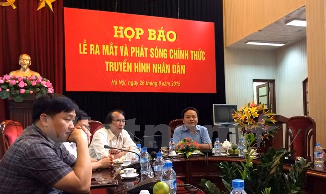 Lãnh đạo Báo Nhân Dân giới thiệu về kênh Truyền hình Nhân Dân với báo giới. (Ảnh: PV/Vietnam+)