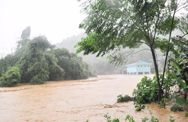 Lũ về trên suối Ngòi Đum, đoạn qua tổ 1A, thành phố Lào Cai. Hơn 40 nhà dân ở tổ 1A, phường Kim Tân bị ngập sâu trong nước lũ. Người dân đang di chuyển đồ đạc về nơi an toàn. Lực lượng chức năng có mặt kịp thời giúp người dân khắc phục hậu quả mưa lũ. Lũ trên suối Phìn Ngan Bát Xát lúc 7 giờ sáng nay. Ảnh: Ngọc Bằng Người dân xã Quang Kim khắc phục hậu quả do lũ lụt gây ra. Ảnh: Ngọc Bằng Hiện, lũ trên sông Hồng, đoạn qua TP. Lào Cai đang lên cao. Lũ về trên suối Ngòi Đum, đoạn qua tổ 1A, thành phố Lào Cai. Hơn 40 nhà dân ở tổ 1A, phường Kim Tân bị ngập sâu trong nước lũ. Người dân đang di chuyển đồ đạc về nơi an toàn. Lực lượng chức năng có mặt kịp thời giúp người dân khắc phục hậu quả mưa lũ. Lũ trên suối Phìn Ngan Bát Xát lúc 7 giờ sáng nay. Ảnh: Ngọc Bằng Người dân xã Quang Kim khắc phục hậu quả do lũ lụt gây ra. Ảnh: Ngọc Bằng Hiện, lũ trên sông Hồng, đoạn qua TP. Lào Cai đang lên cao.