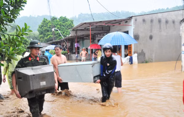 Lũ về trên suối Ngòi Đum, đoạn qua tổ 1A, thành phố Lào Cai. Hơn 40 nhà dân ở tổ 1A, phường Kim Tân bị ngập sâu trong nước lũ. Người dân đang di chuyển đồ đạc về nơi an toàn. Lực lượng chức năng có mặt kịp thời giúp người dân khắc phục hậu quả mưa lũ. Lũ trên suối Phìn Ngan Bát Xát lúc 7 giờ sáng nay. Ảnh: Ngọc Bằng Người dân xã Quang Kim khắc phục hậu quả do lũ lụt gây ra. Ảnh: Ngọc Bằng Hiện, lũ trên sông Hồng, đoạn qua TP. Lào Cai đang lên cao. Lũ về trên suối Ngòi Đum, đoạn qua tổ 1A, thành phố Lào Cai. Hơn 40 nhà dân ở tổ 1A, phường Kim Tân bị ngập sâu trong nước lũ. Người dân đang di chuyển đồ đạc về nơi an toàn. Lực lượng chức năng có mặt kịp thời giúp người dân khắc phục hậu quả mưa lũ. Lũ trên suối Phìn Ngan Bát Xát lúc 7 giờ sáng nay. Ảnh: Ngọc Bằng Người dân xã Quang Kim khắc phục hậu quả do lũ lụt gây ra. Ảnh: Ngọc Bằng Hiện, lũ trên sông Hồng, đoạn qua TP. Lào Cai đang lên cao.