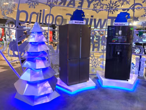 Bộ đôi tủ lạnh Twin Cooling Plus (phải) và Samsung Multi Door có thiết kế sang trọng và đẳng cấp. Bộ đôi tủ lạnh Twin Cooling Plus (phải) và Samsung Multi Door có thiết kế sang trọng và đẳng cấp.