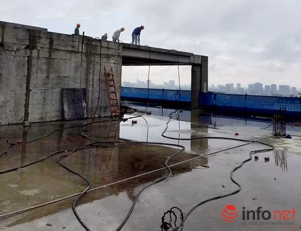 Công nhân tháo dỡ tầng thượng "pháo đài" 8B Lê Trực