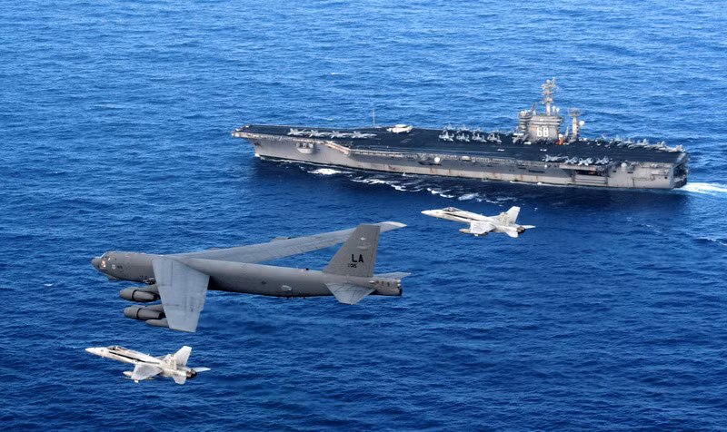 Mỹ vừa điều "pháo đài bay" B-52 diễu qua đảo nhân tạo Trung Quốc xây trái phép ở Biển Đông để thị uy