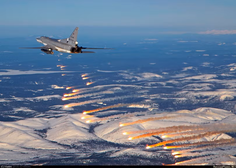 Máy bay ném bọm Tu-22M3 Blackfire phóng hỏa lực tấn công