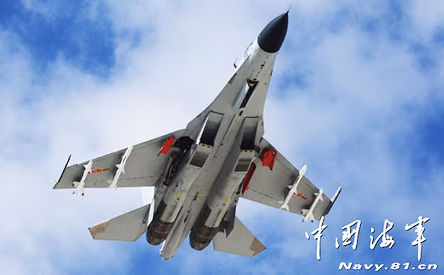 Trung Quốc điều máy bay chiến đấu mang tên lửa áp sát các đảo nhân tạo - Ảnh: South China Morning Post