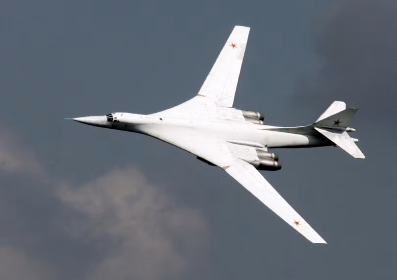 Máy bay ném bom chiến lược Tu-160 của Nga
