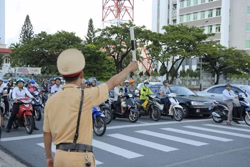Bí thư trẻ liên tục “vi hành“: Đà Nẵng tắt đèn giao thông, CSGT tổng lực ra quân ảnh 1 Bí thư trẻ liên tục “vi hành“: Đà Nẵng tắt đèn giao thông, CSGT tổng lực ra quân ảnh 1