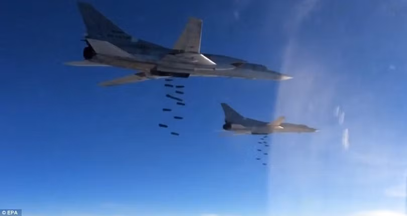 Máy bay ném bom chiến lược Nga dội lửa xuống Raqqa