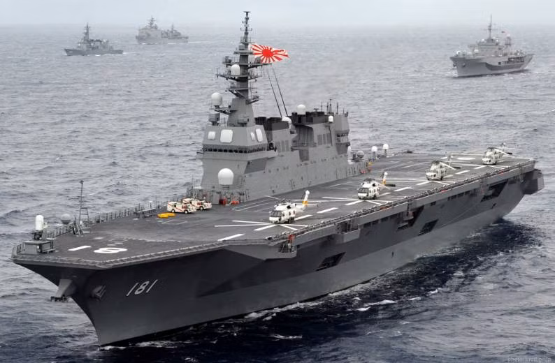 Tàu sân bay trực thăng Hyuga của Nhật Bản tập trận trên biển