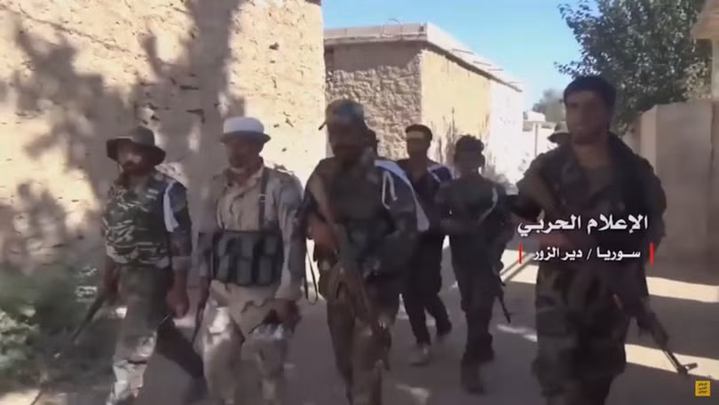 Binh sĩ quân đội Syria trong thị trấn Hatlah Fouqani vừa giải phóng - ảnh minh họa Masdar News