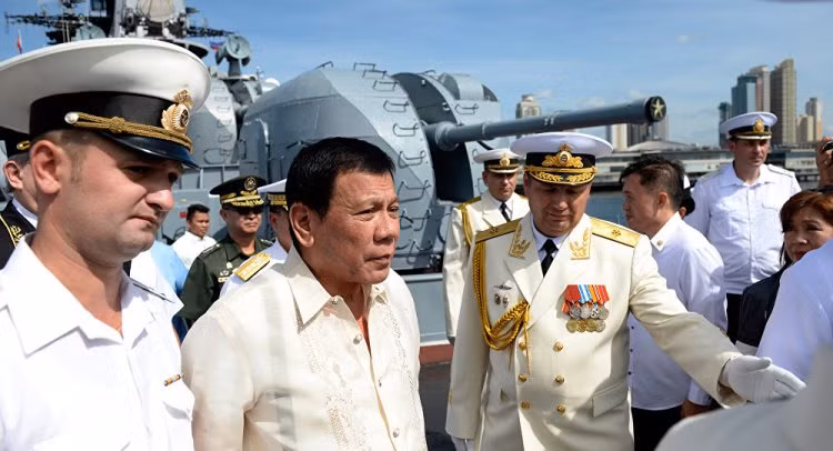 Nga và Philippines ký hợp đồng mua bán vũ khí, tặng 5.000 súng AK ảnh 1