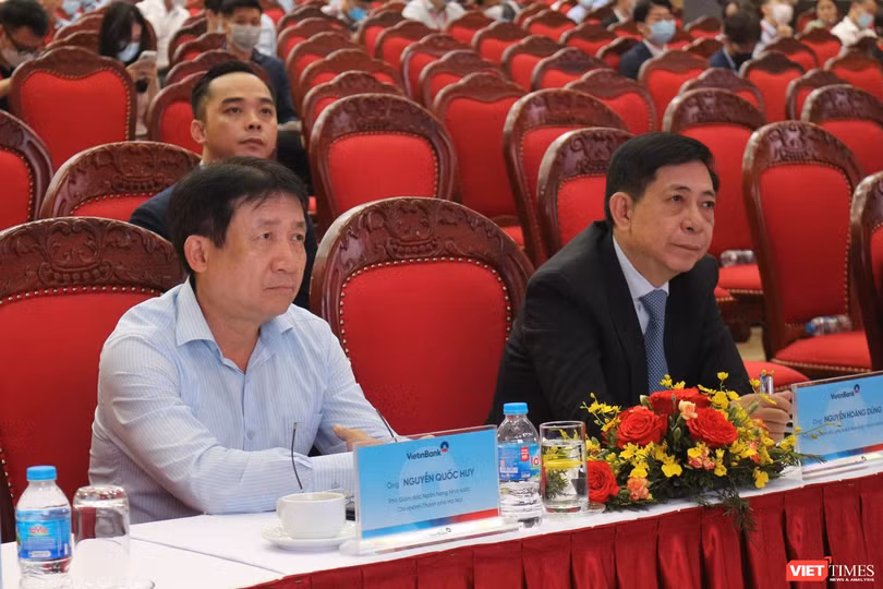 Đại hội cũng có sự tham gia của đại diện Ngân hàng Nhà nước (NHNN). Trong ảnh, phía bên tay trái, là ông Nguyễn Quốc Huy – Phó Giám đốc NHNN Chi nhánh Thành phố Hà Nội. Ngồi kế bên ông Huy là ông Nguyễn Hoàng Dũng - Phó Tổng giám đốc phụ trách ban điều hành VietinBank Đại hội cũng có sự tham gia của đại diện Ngân hàng Nhà nước (NHNN). Trong ảnh, phía bên tay trái, là ông Nguyễn Quốc Huy – Phó Giám đốc NHNN Chi nhánh Thành phố Hà Nội. Ngồi kế bên ông Huy là ông Nguyễn Hoàng Dũng - Phó Tổng giám đốc phụ trách ban điều hành VietinBank