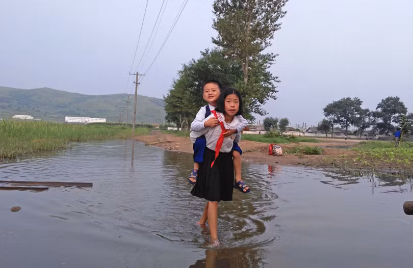 Trẻ em cắp sách tới trường ở Bắc Triều Tiên