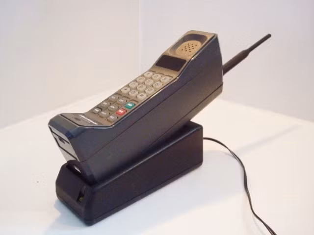 Motorola DynaTAC 8000X:Điện thoại di động đầu tiên thế giới là Motorola DynaTAC 8000X. Nó được giới thiệu vào năm 1973, bán ra từ năm 1984 với mức giá khi đó là 4.000 USD. Motorola DynaTAC 8000X cần đến 10 giờ sạc pin cho cuộc gọi vỏn vẹn 30 phút và máy có thể lưu trữ 30 số điện thoại. Hiện máy có giá lên đến 9.500 USD trên các trang rao vặt. Motorola DynaTAC 8000X:Điện thoại di động đầu tiên thế giới là Motorola DynaTAC 8000X. Nó được giới thiệu vào năm 1973, bán ra từ năm 1984 với mức giá khi đó là 4.000 USD. Motorola DynaTAC 8000X cần đến 10 giờ sạc pin cho cuộc gọi vỏn vẹn 30 phút và máy có thể lưu trữ 30 số điện thoại. Hiện máy có giá lên đến 9.500 USD trên các trang rao vặt.