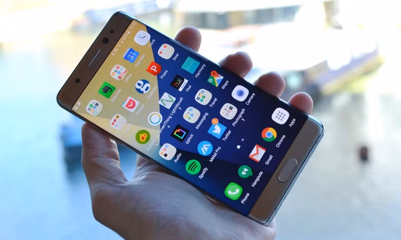 Samsung Galaxy Note 7:Ra mắt kèm slogan “Nghĩ lớn” (Think Big), Galaxy Note 7 mang vẻ đẹp khác biệt, công nghệ hiện đại đã nhanh chóng chiếm được thiện cảm của người dùng. Tuy nhiên, chỉ một lỗi nhỏ trong thiết kế viên pin đã kéo theo sự sụp đổ của Galaxy Note 7 cùng với danh tiếng và công sức của Samsung. Dù sớm bị khai tử, Note 7 đã góp phần tạo nên hình ảnh mới của Samsung, một công ty đặt người dùng trên hết và cho họ cơ hội để thể hiện chính mình với Galaxy S8 sắp tới. Samsung Galaxy Note 7:Ra mắt kèm slogan “Nghĩ lớn” (Think Big), Galaxy Note 7 mang vẻ đẹp khác biệt, công nghệ hiện đại đã nhanh chóng chiếm được thiện cảm của người dùng. Tuy nhiên, chỉ một lỗi nhỏ trong thiết kế viên pin đã kéo theo sự sụp đổ của Galaxy Note 7 cùng với danh tiếng và công sức của Samsung. Dù sớm bị khai tử, Note 7 đã góp phần tạo nên hình ảnh mới của Samsung, một công ty đặt người dùng trên hết và cho họ cơ hội để thể hiện chính mình với Galaxy S8 sắp tới.